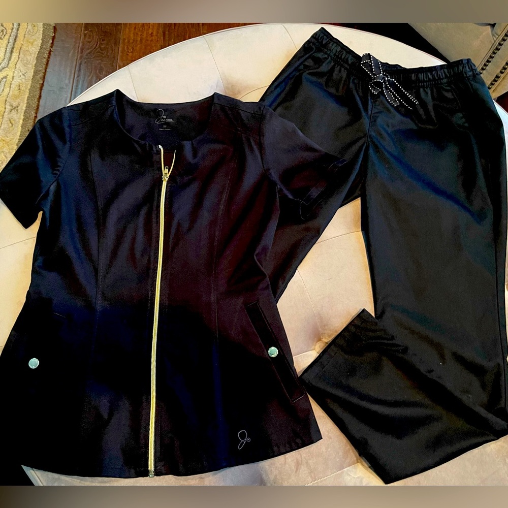 Jaanuu Black Scrub Set—NWOT pants and zip-up stylish top w/ gold zipper! XS/XXSP